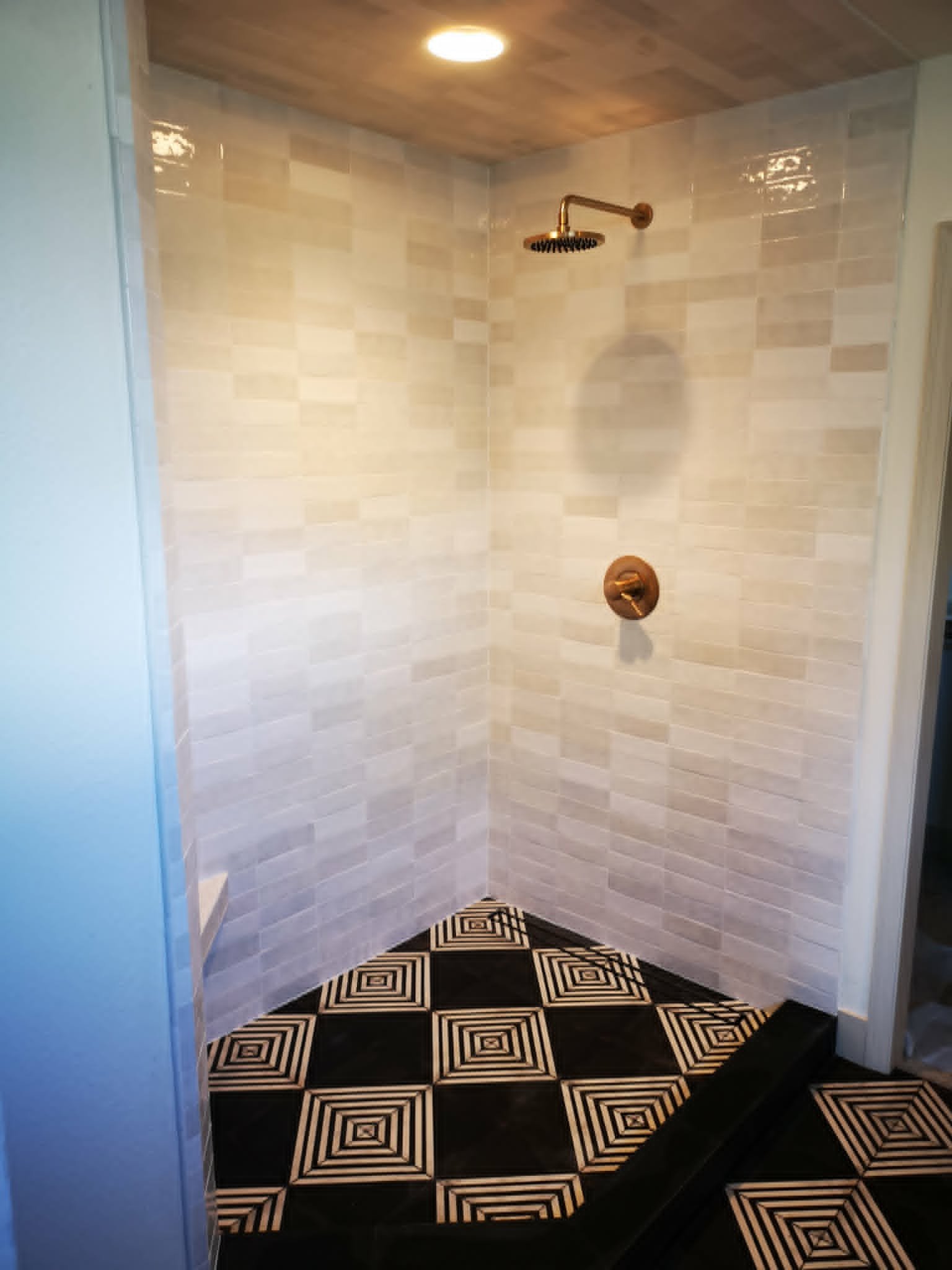 Light Shower with Geometric Floor